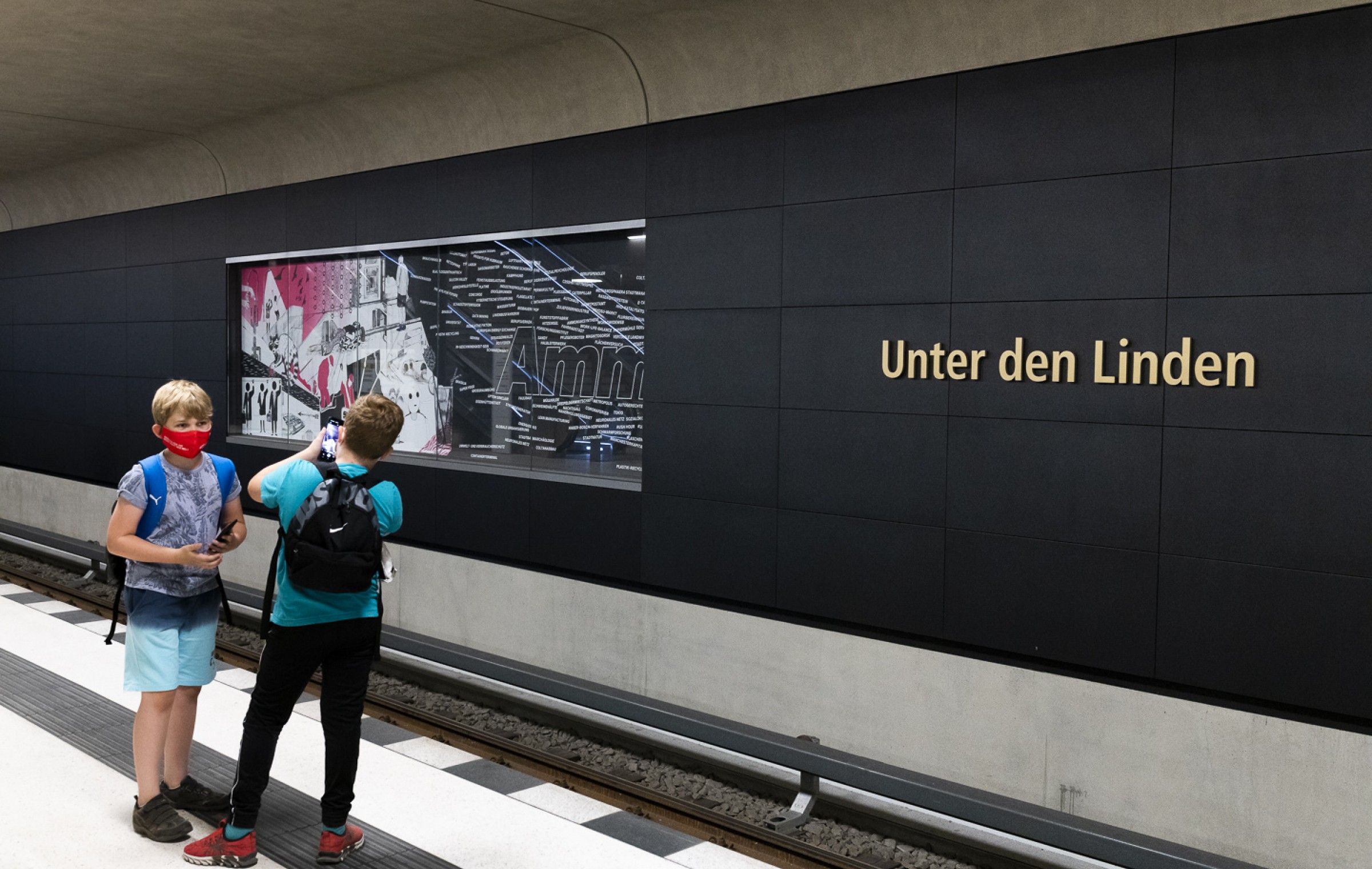 thegreeneyl ausstellungs design Humboldt Universität bahnhof der wissenschaften unter den linden ubahn medienwand grafik