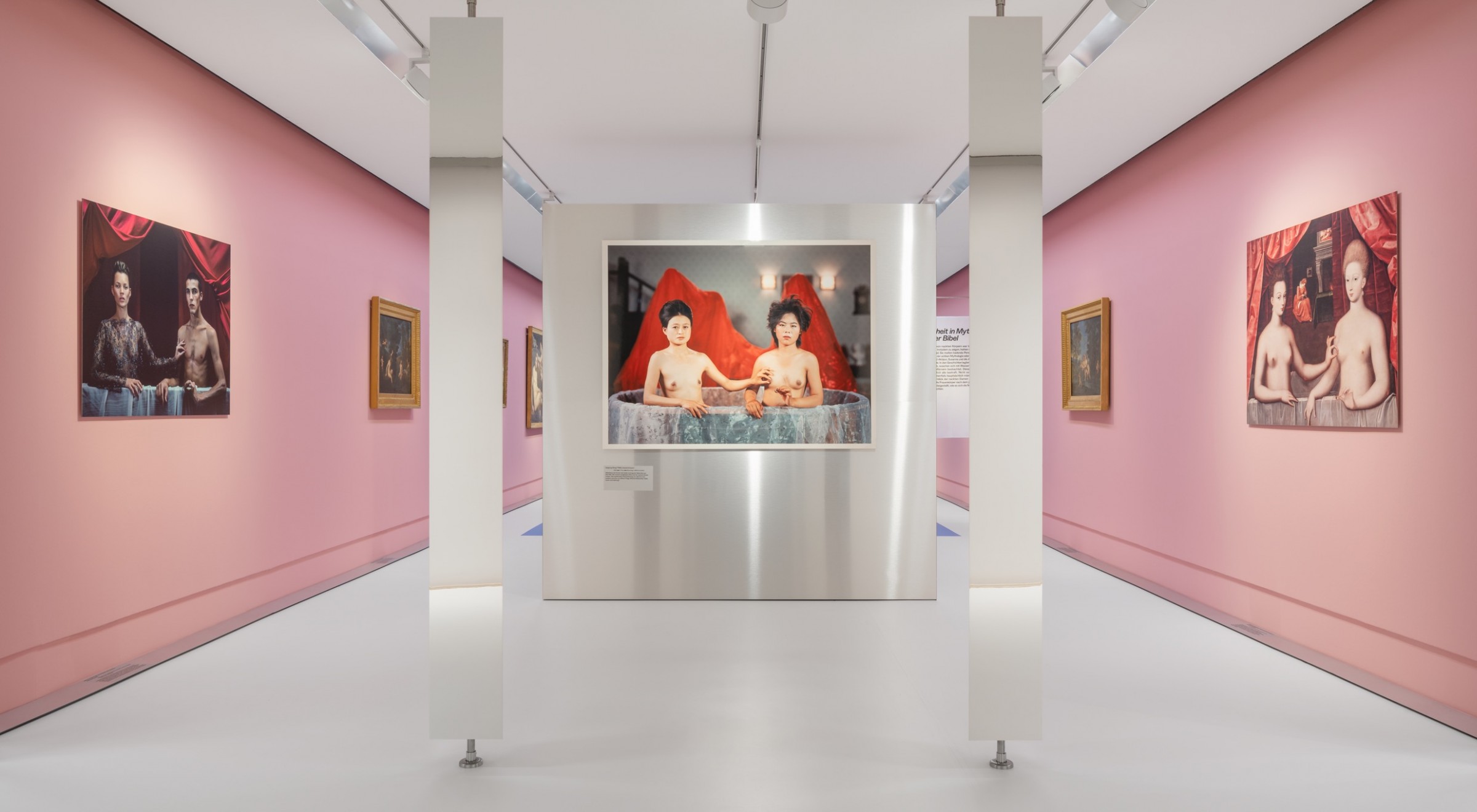 thegreeneyl exhibition design ausstellungsdesign schloss wilhelmshöhe mit allen wassern gewaschen pool raum pink