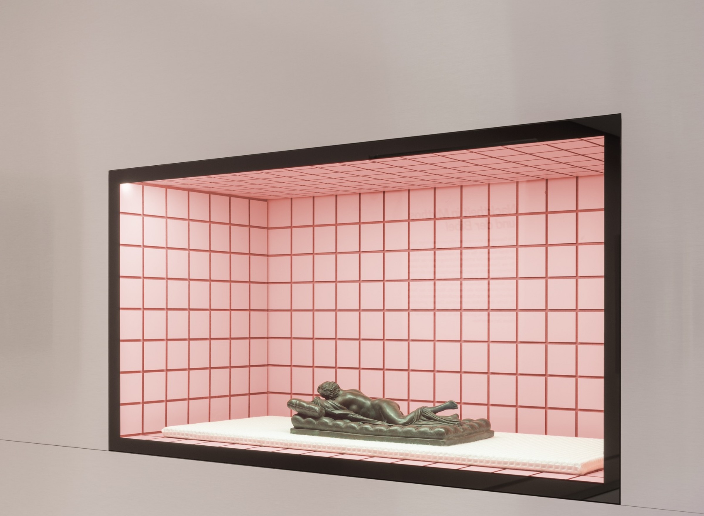 thegreeneyl exhibition design ausstellungsdesign schloss wilhelmshöhe mit allen wassern gewaschen pool raum pink