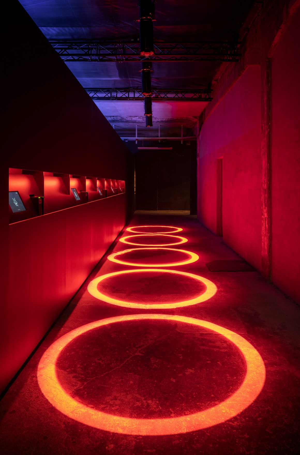 thegreeneyl ausstellung gestaltung las foundation ian cheng halle am berghain eingang