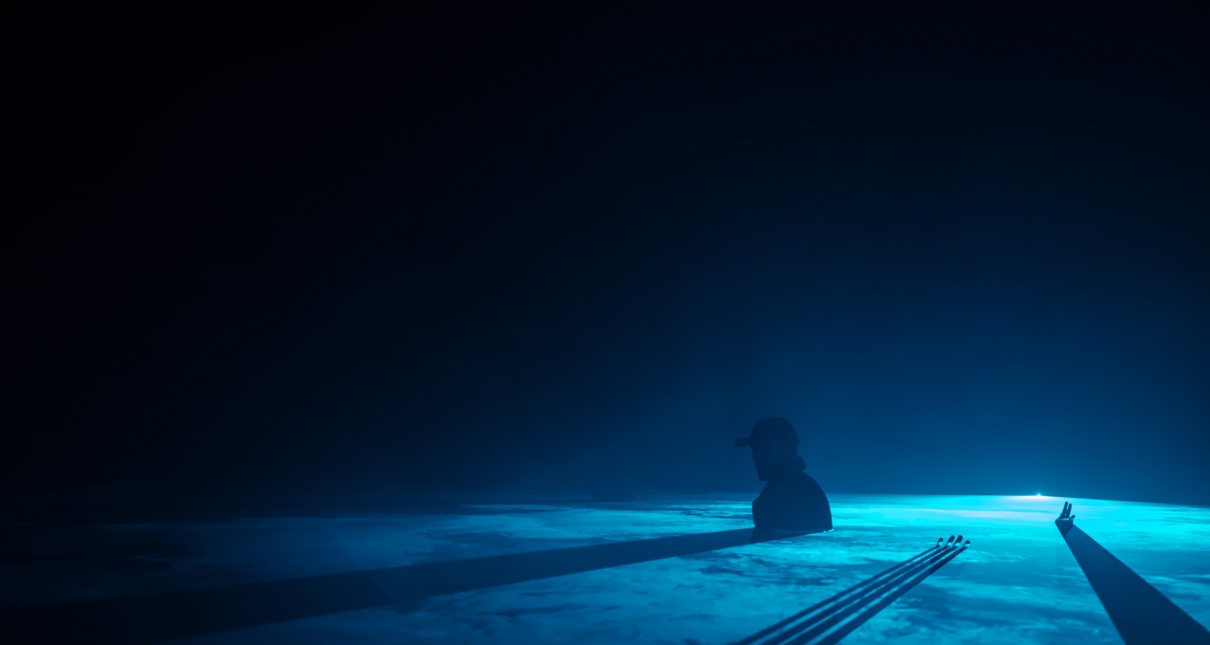 thegreeneyl ausstellung gestaltung las foundation ian cheng halle am berghain pool licht installation blau