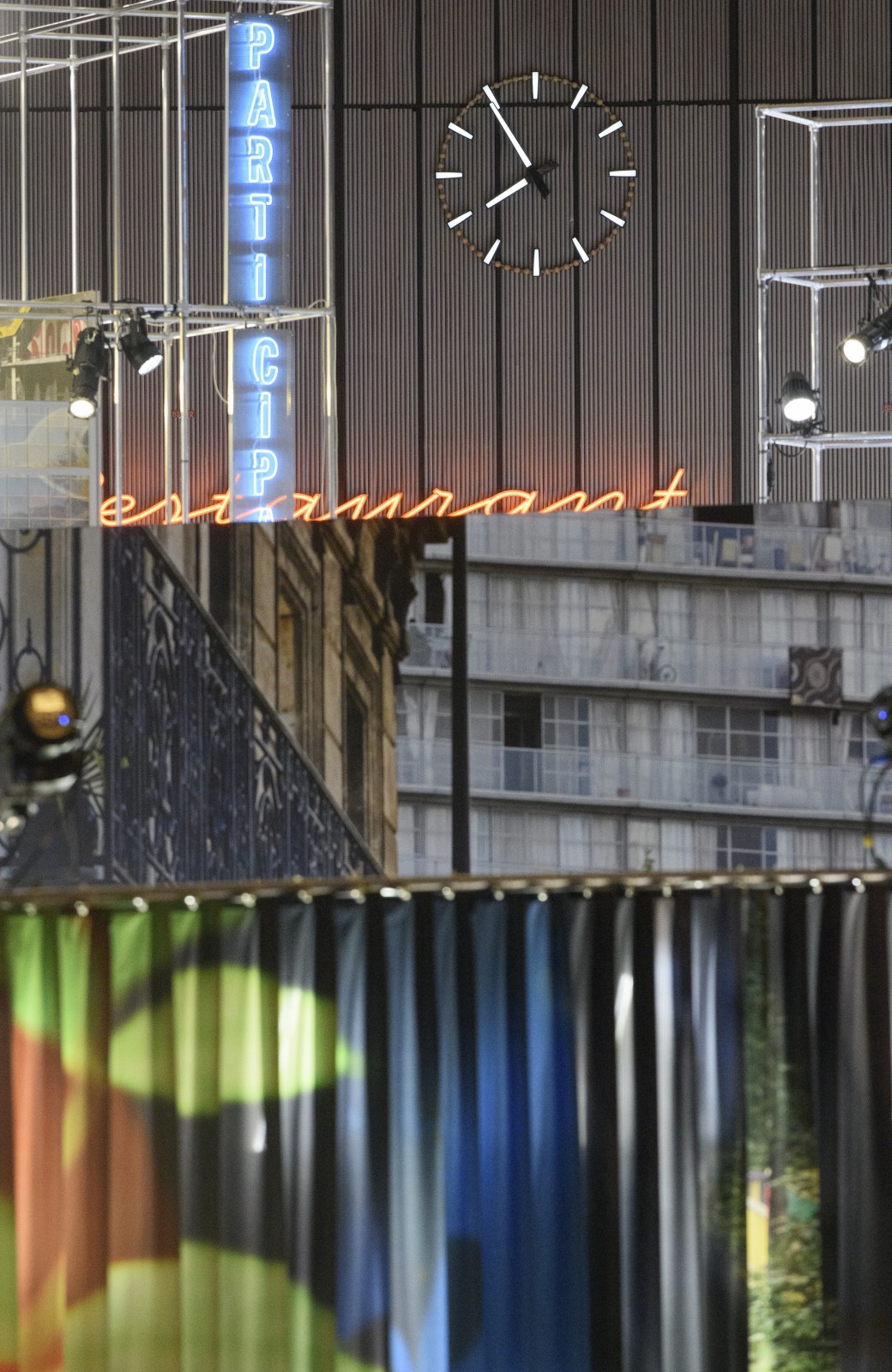 thegreeneyl ausstellungs design exhibition design living the city flughafen tempelhof berlin detail leuchtsignale