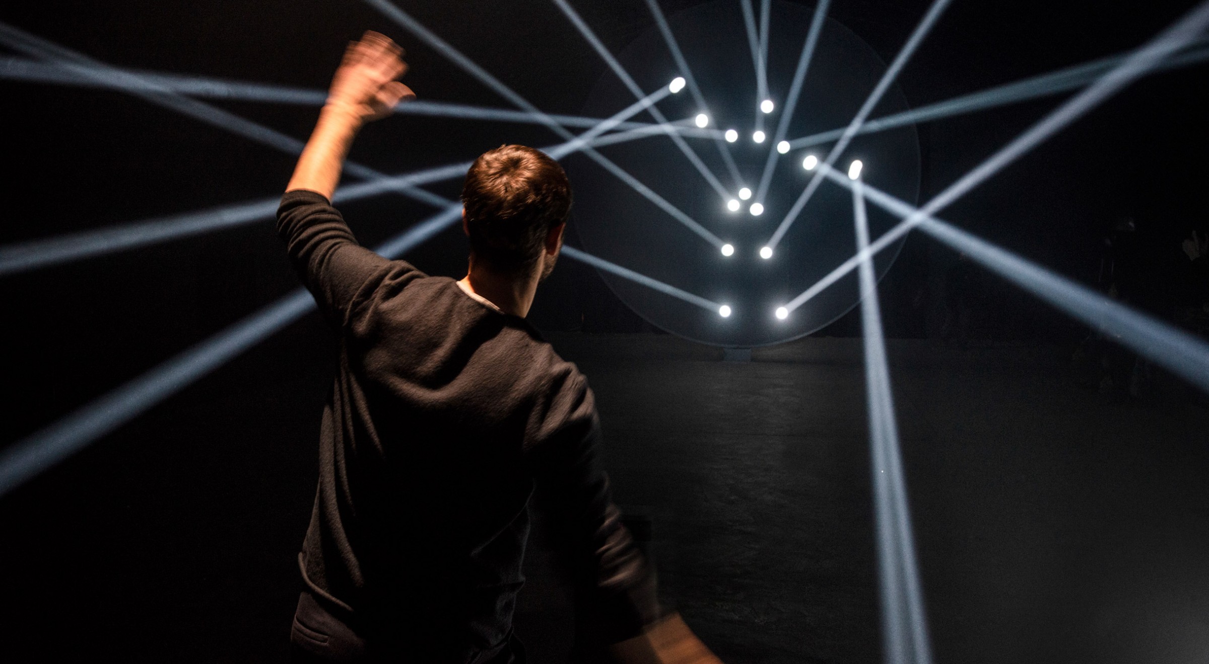 thegreeneyl licht light installation bodies in motion design week milan man moving light points that interpret human motion